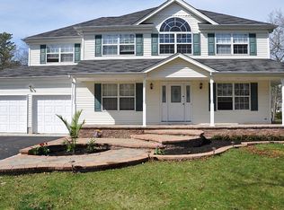 9 Redbrook Ln, Ridge, NY 11961