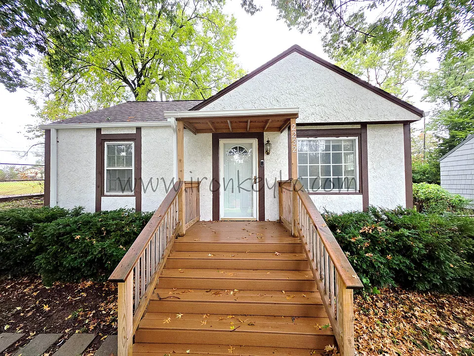 2232 S 13th Ter