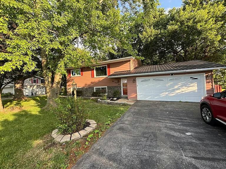 545 W Forsyth Rd — Photo 2