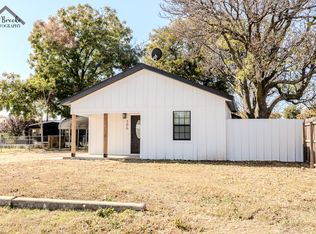 506 S Park Ave, Iowa Park, TX 76367