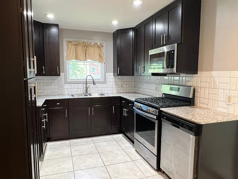 1352 N Summit Ave — Photo 8