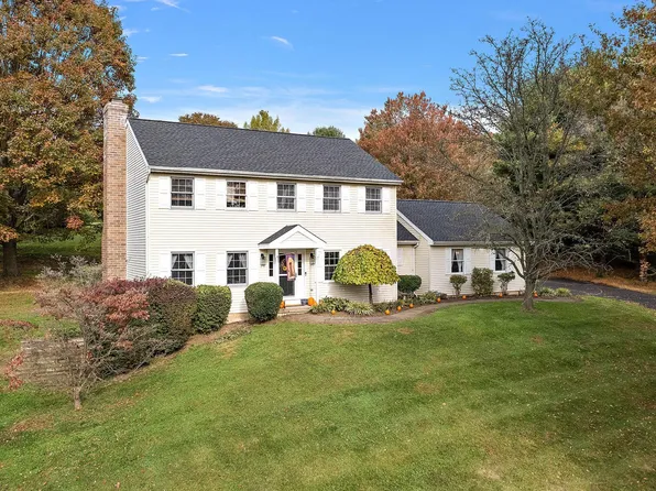 25 W Hunter Creek Ln, West Grove, PA 19390
