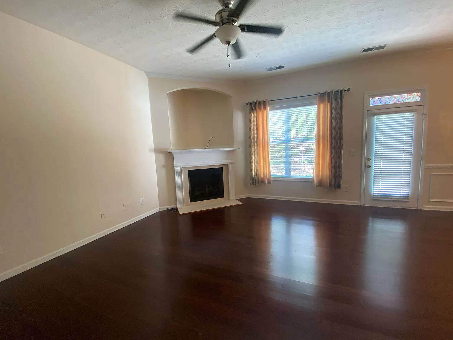 3 bed, 2.5 bath, 1930 sqft, $2,180 — Photo 2