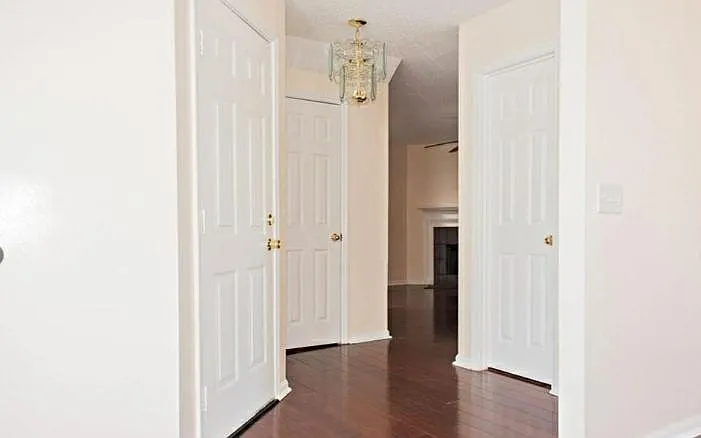 3 bed, 2.5 bath, 1914 sqft, $2,400 — Photo 2