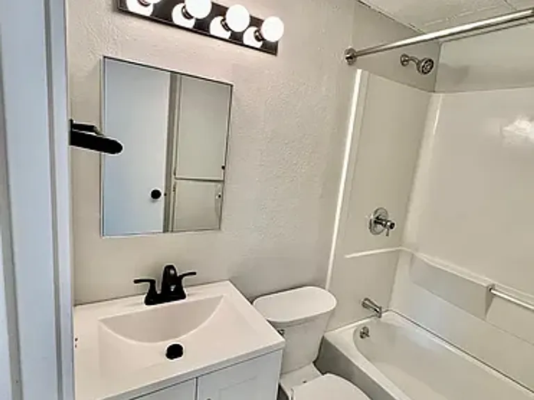 2bed 1 bath Unit in quiet Clive location — Photo 13