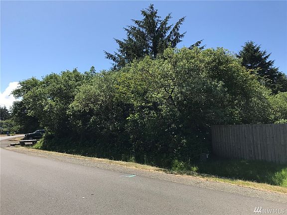 5th image of 135 N Narwhal Loop NW