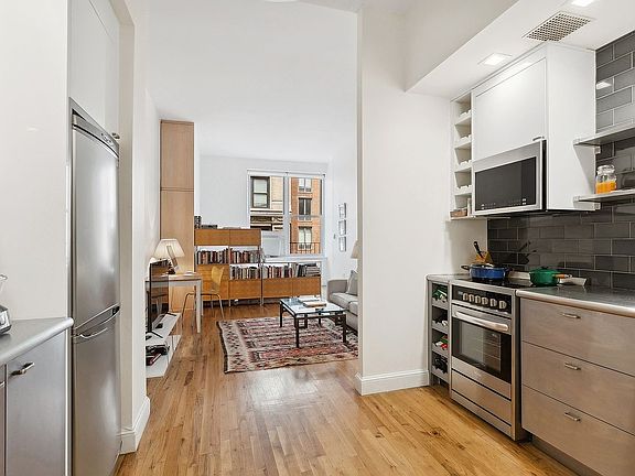 4th image of 23 Waverly Pl APT 3W