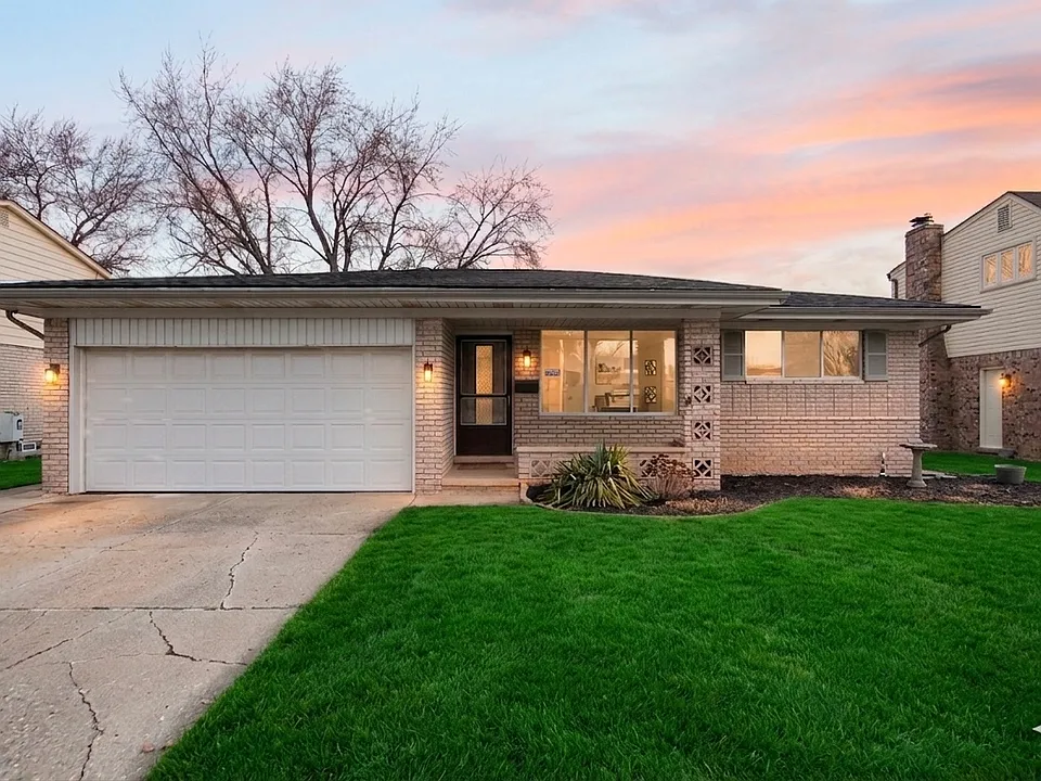 2995 Groves Dr