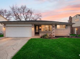 2995 Groves Dr, Sterling Heights, MI 48310