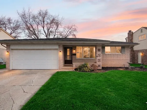 2995 Groves Dr, Sterling Heights, MI 48310