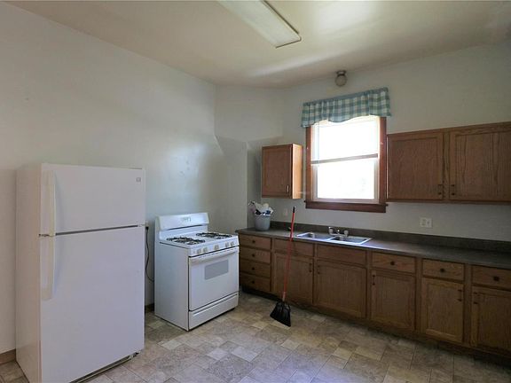 5th image of 216 Lebanon Ave
