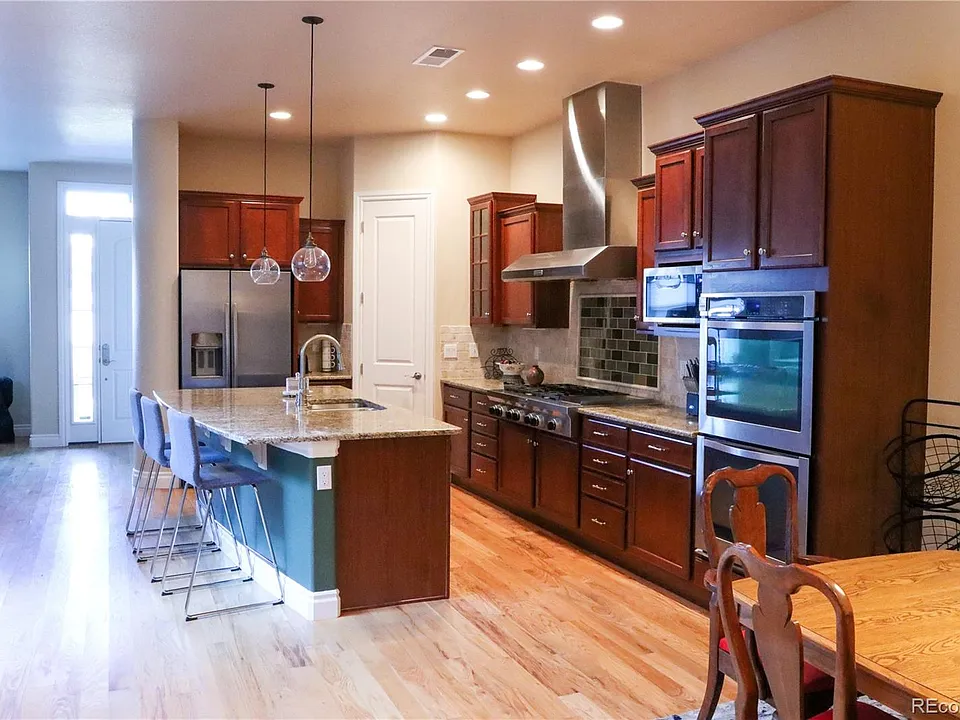 9242 Ridgegate Pkwy
