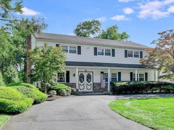 8 Bralo Court, Kings Park, NY 11754