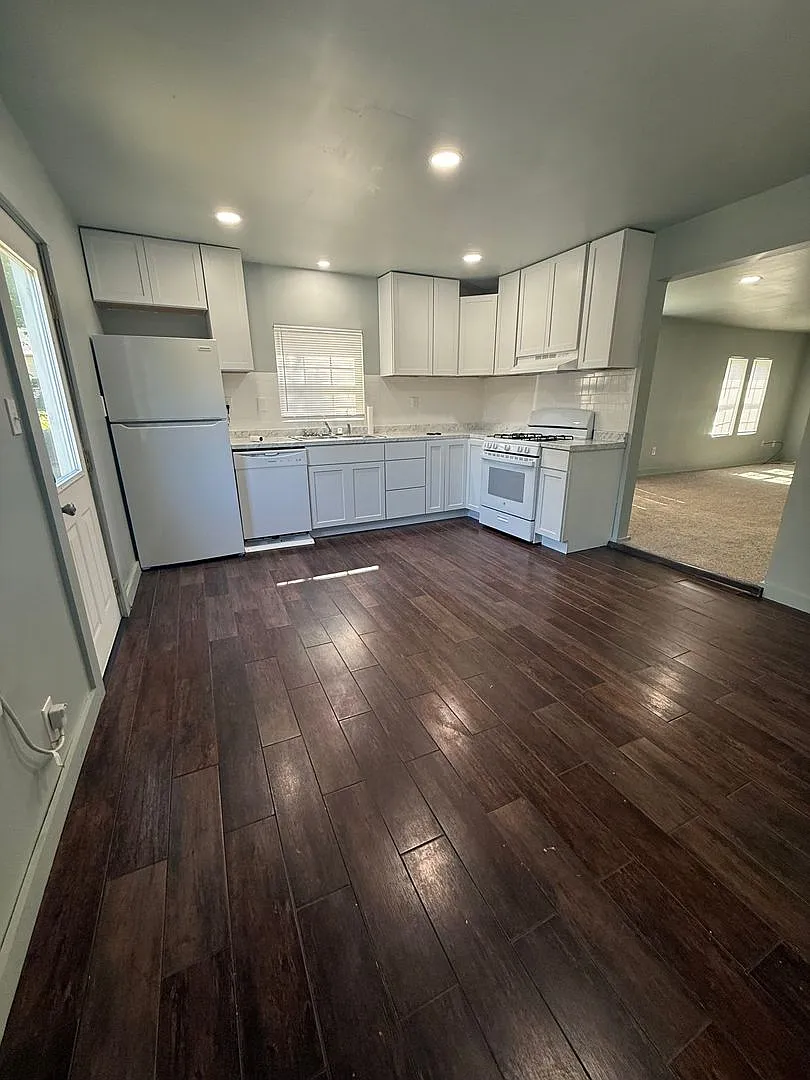 1807 Elm Street — Photo 4
