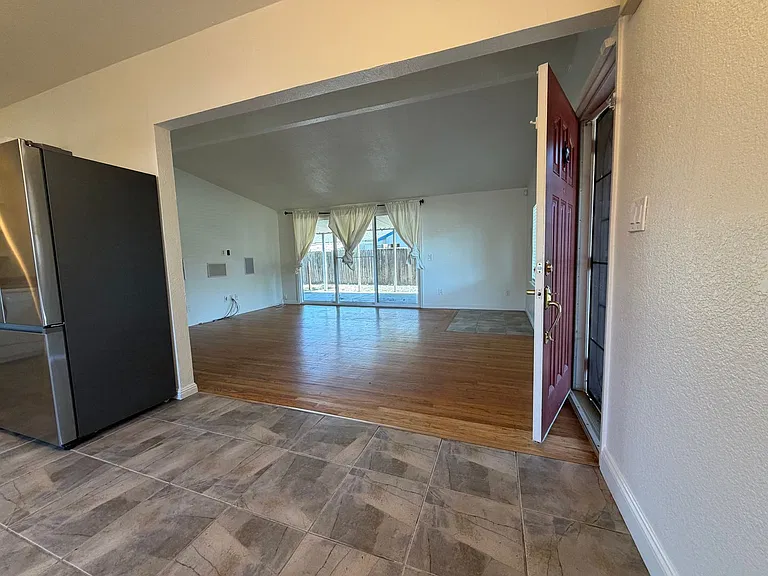 8945 Fashion Dr — Photo 10