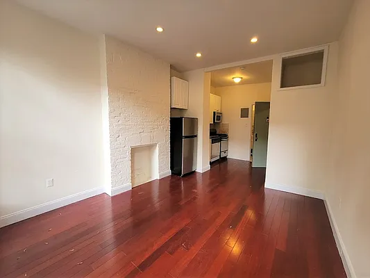 Rented by Gold & Appel Realty Corp | media 7