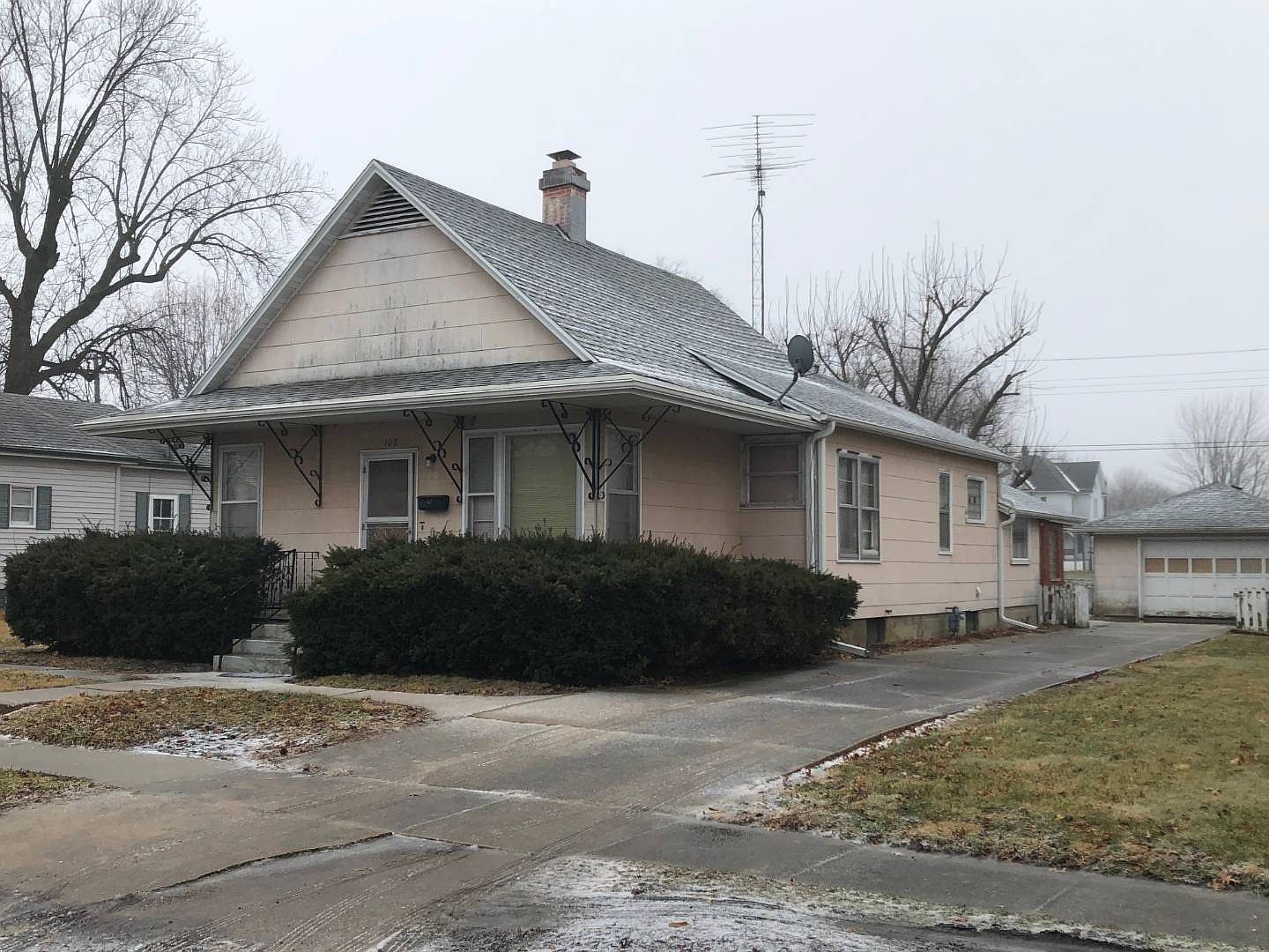 108 Rowe, Roodhouse, IL 62082 Zillow