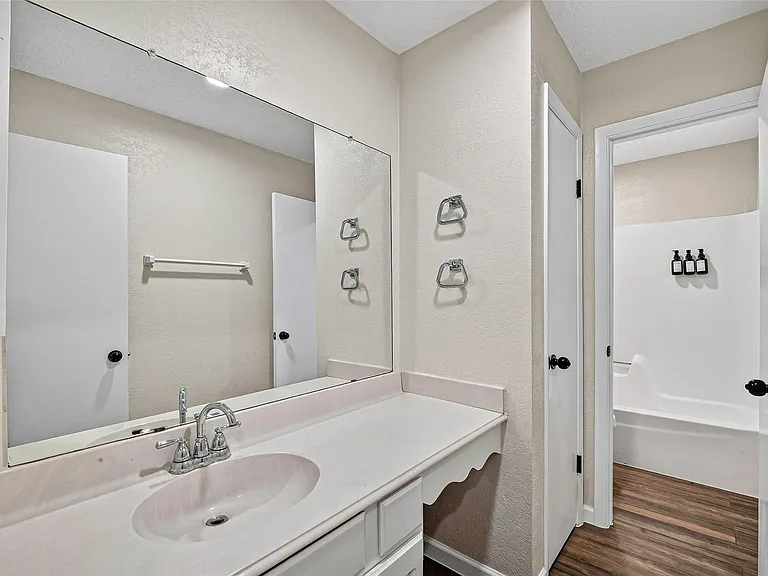 711 Leicester Ln — Photo 34
