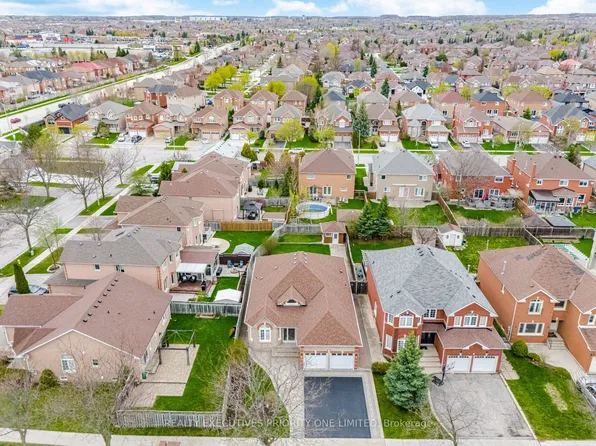 222 Caproni Dr, Vaughan, ON L6A 1X7