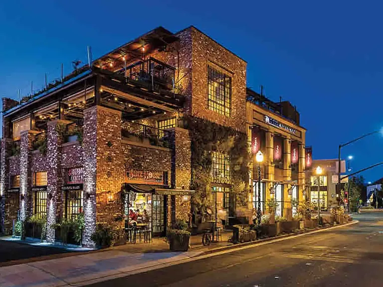 Just 8 minutes to downtown want to creek full of restaurants, nightlife, shopping, and entertainment.