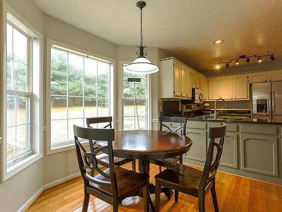 5th image of 158 Royal Ct