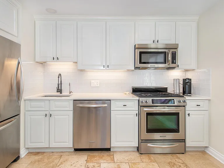 67-75 New England Ave #73G — Photo 4