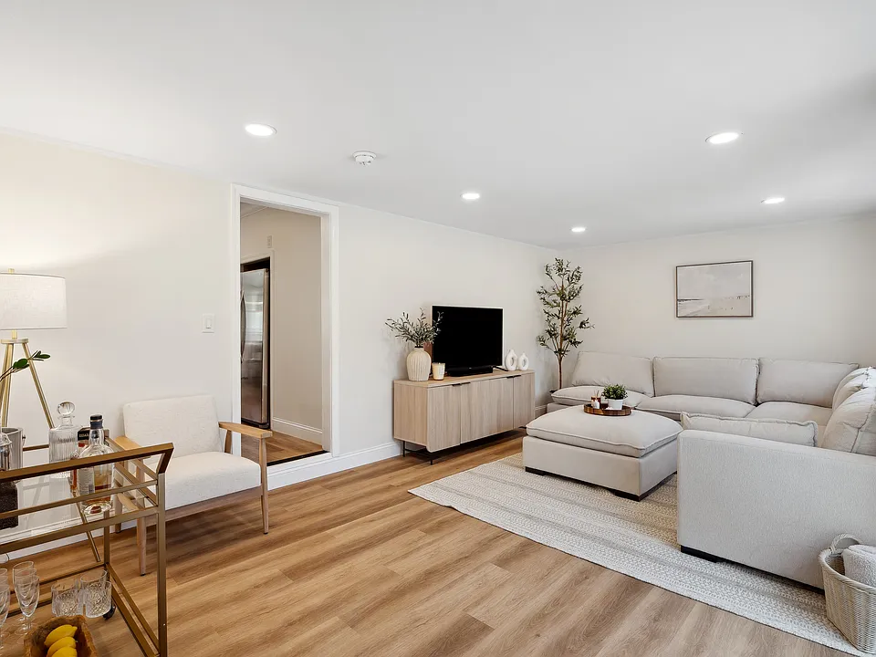 28 Argonne Rd W