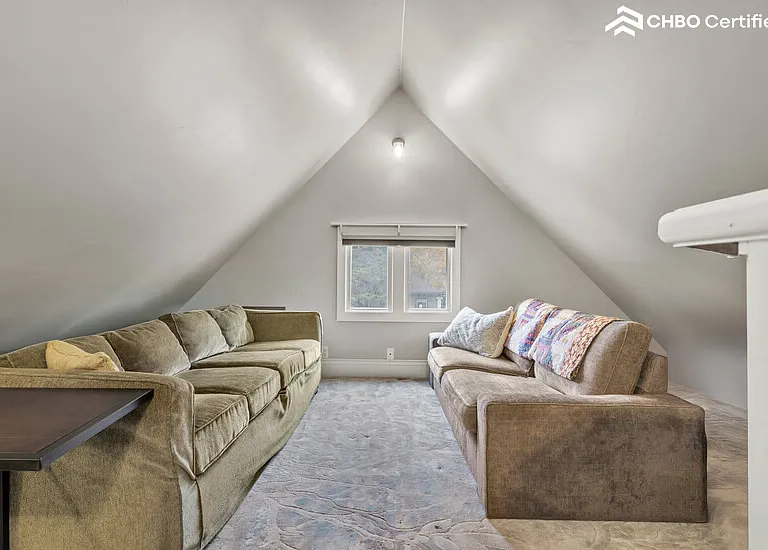 Top floor open loft - additional living area w/two couches