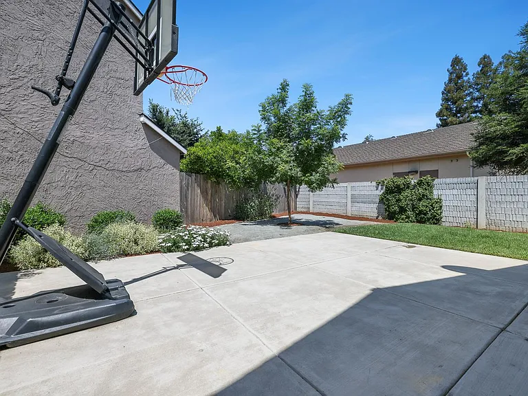 8735 N Cedar Ave #109 — Photo 31