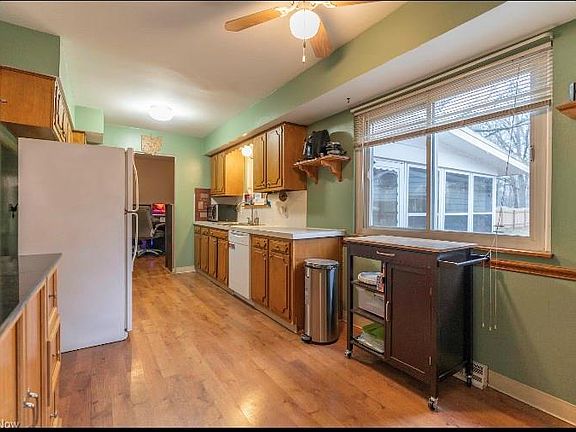 3rd image of 704 N Hawkins Ave