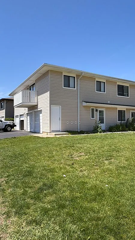 2 bed, 1.0 bath, 966 sqft, $2,100 — Photo 1