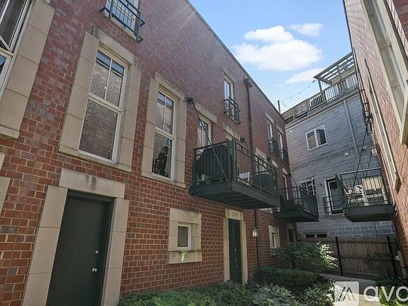 3rd image of 1125 W Newport Ave Unit M