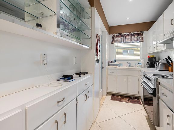 4th image of 2541 NE 11th Street #211