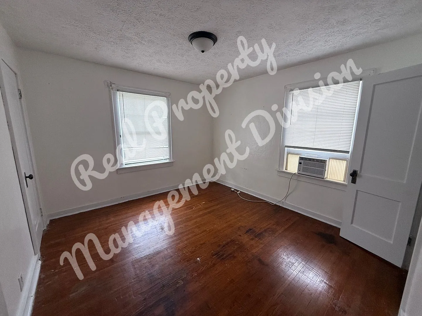 Classic 2nd Floor 2BD, 1 BA Apartment — Photo 4