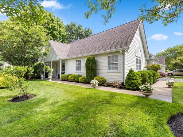 106 Erin Lane #106, East Setauket, NY 11733
