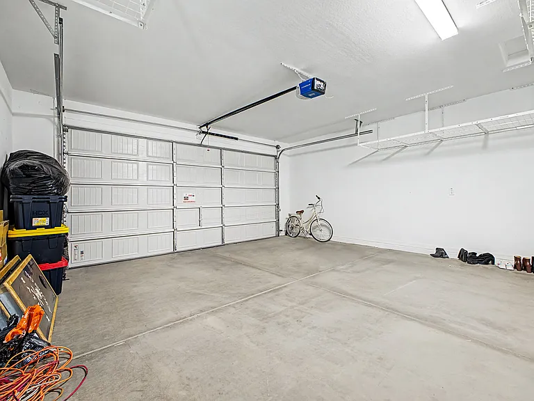 741 E Liberty Ln — Photo 22
