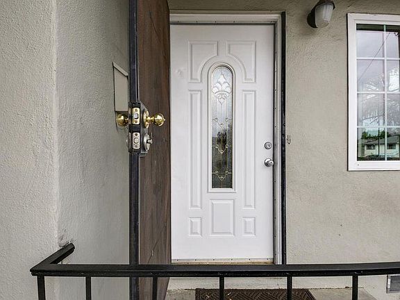 3rd image of 710 Banff St #710