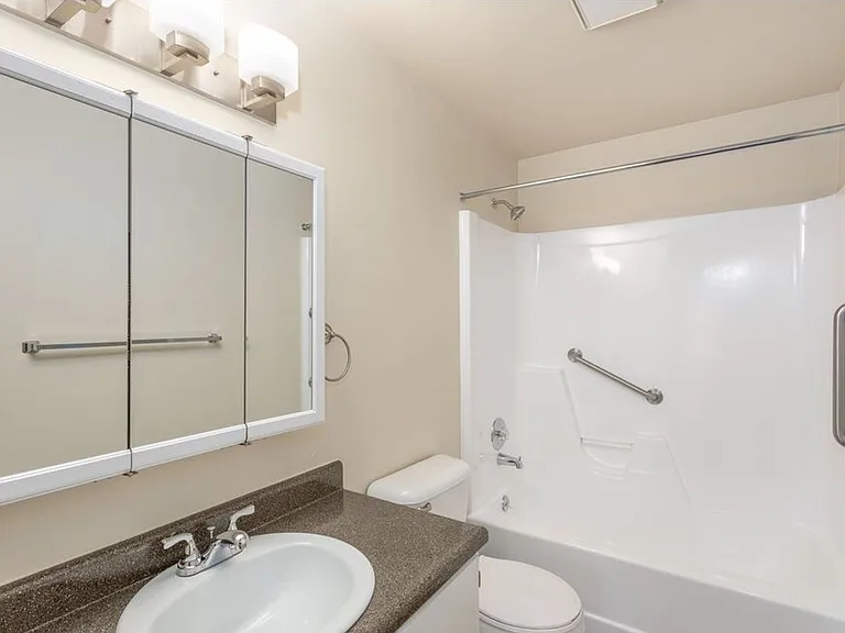 Irving Place Apartments — Photo 22