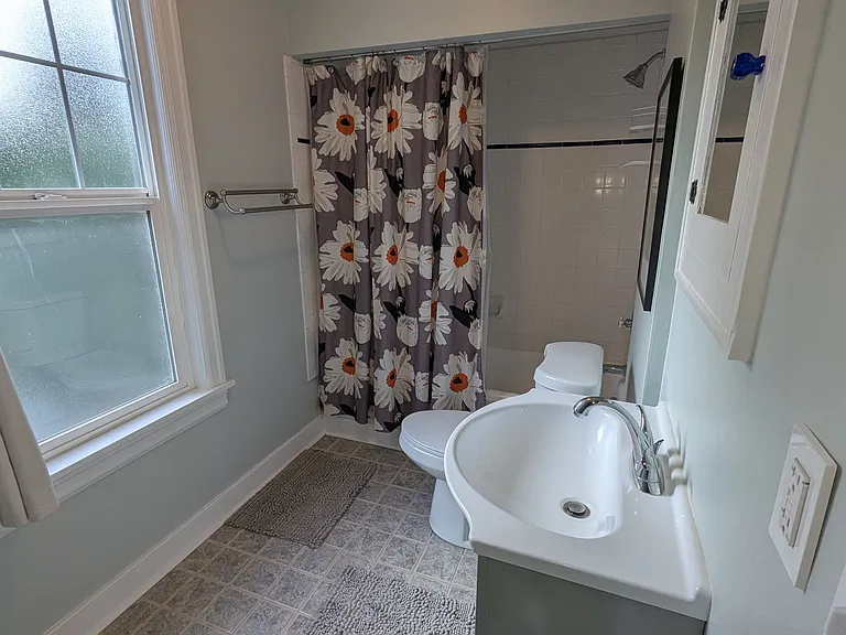 Large bathroom with tub/shower and lots of storage