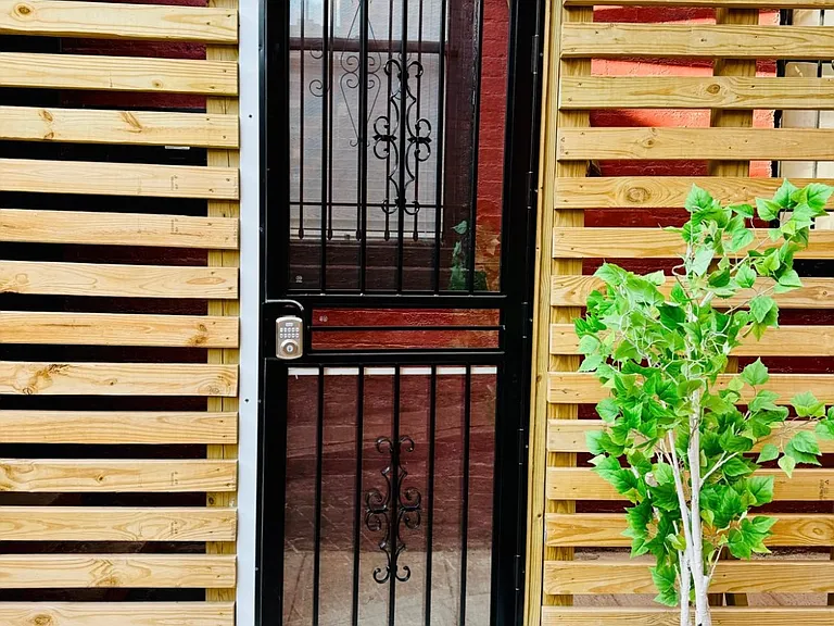 1646 Vine St #8 — Photo 10