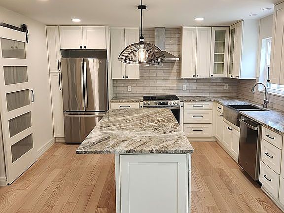 kitchen with 42" cabinetry