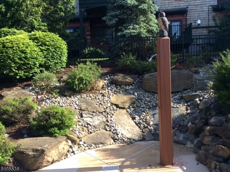 10 Maple Cres #13 — Photo 5