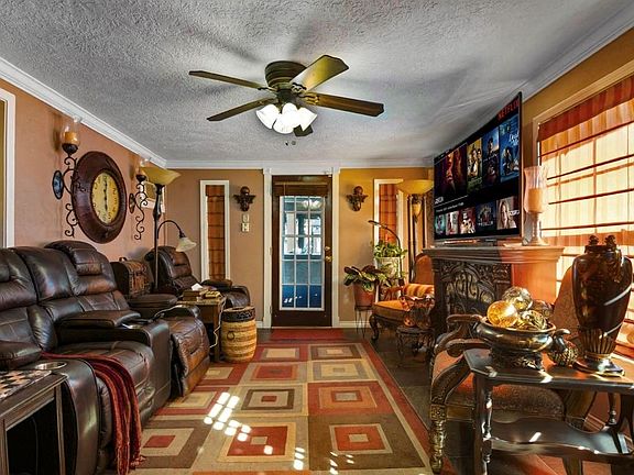 4th image of 409 Davis St