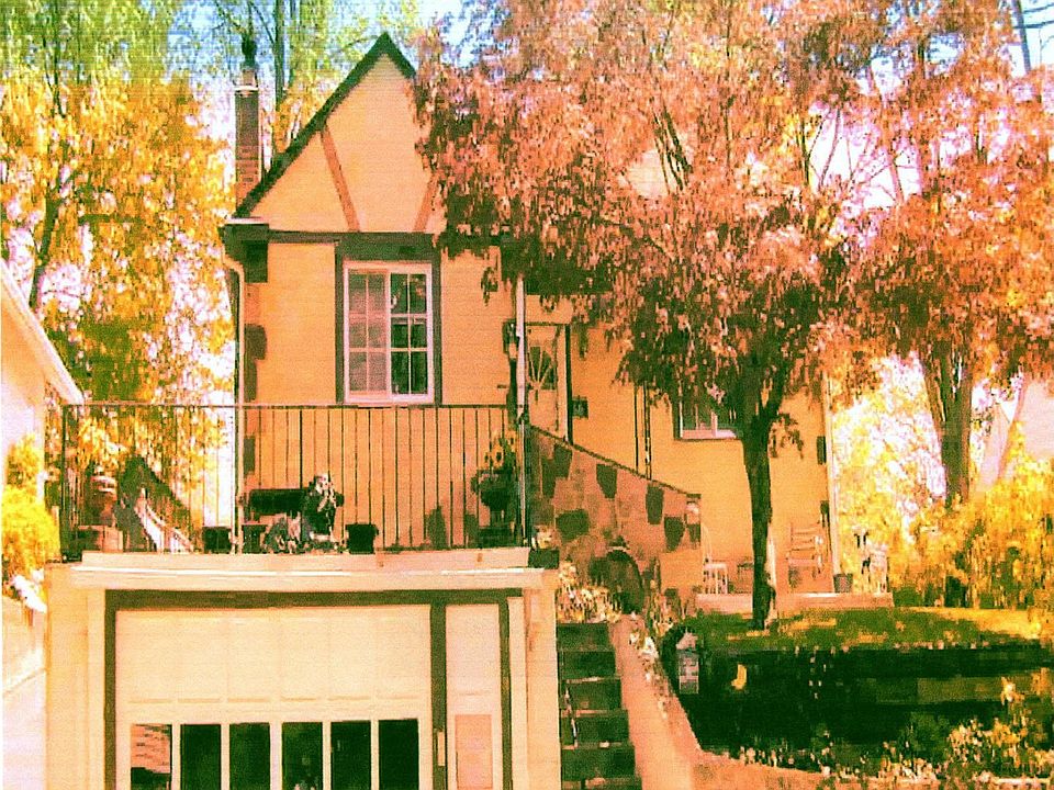 Pic is shunk width House is wider.