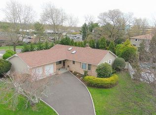6 Troy Ct, Woodbury, NY 11797