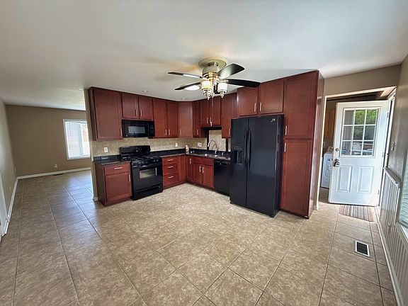 4th image of 401 Holly Dr