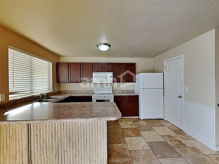 373 W 2200 N — Photo 4