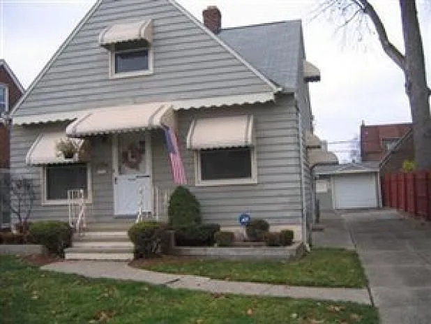 13706 Clifford Ave photo 1