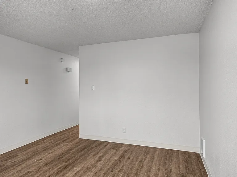 Creekside Apartments — Photo 6