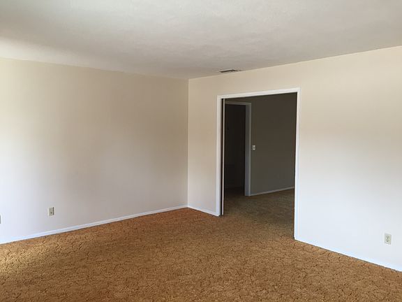 5th image of 42223 Mayberry Ave